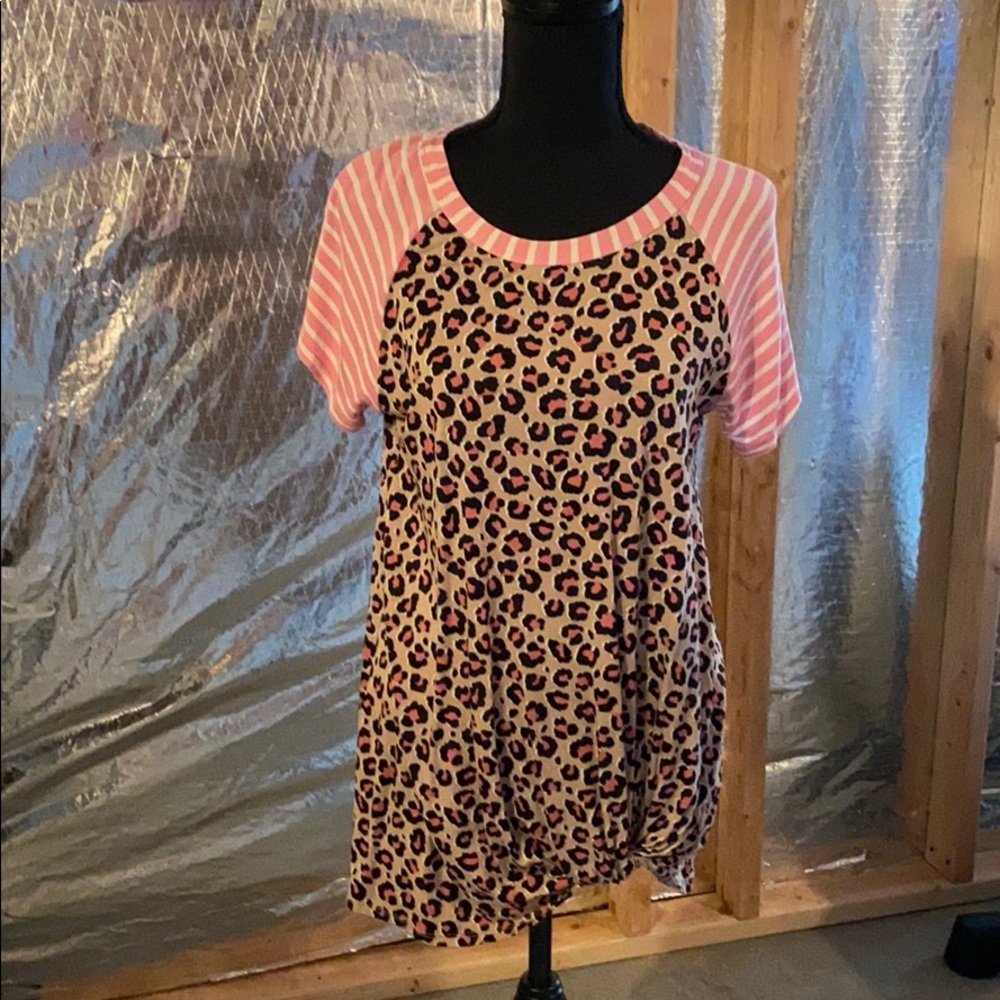 Pink leopard top, twisted hem